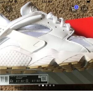 Nike air huarache size 9 all white